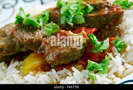 Alinazik kebab - home-style plat turc . surmonté de cubes d'agneau sautés, servi avec du riz pilaf. Banque D'Images