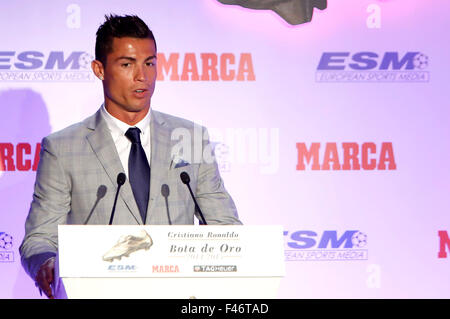 Cristiano Ronaldo reçoit son quatrième Golden Boot Award en une ligne que le buteur le plus élevé de l'lieues au Palace Hotel à Madrid, Espagne. 13 octobre, 2015. Banque D'Images