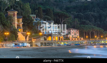 Villas le long de la promenade de la plage, Rapallo, ligurie, italie Banque D'Images