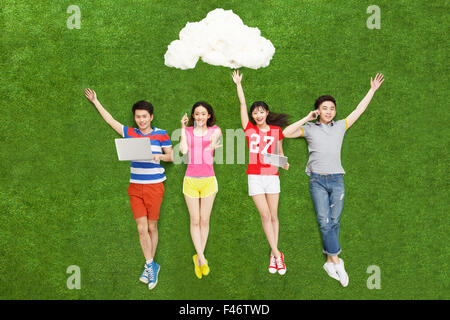 Quatre jeunes gens sur l'herbe Banque D'Images