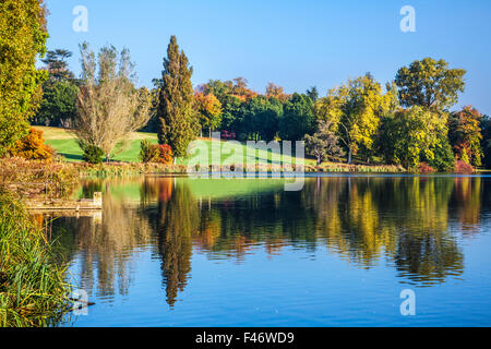 Vue d'automne sur le lac sur le Bowood Estate dans le Wiltshire. Banque D'Images