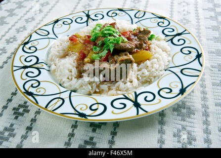 Alinazik kebab - home-style plat turc . surmonté de cubes d'agneau sautés, servi avec du riz pilaf. Banque D'Images