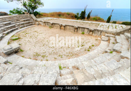 Vue de l'ancien théâtre romain situé dans la ville historique de Byblos au Liban donnant sur la mer méditerranée, localiser Banque D'Images