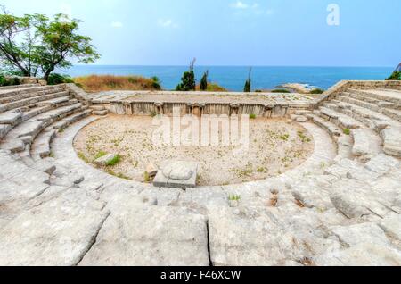 Vue de l'ancien théâtre romain situé dans la ville historique de Byblos au Liban donnant sur la mer méditerranée, localiser Banque D'Images