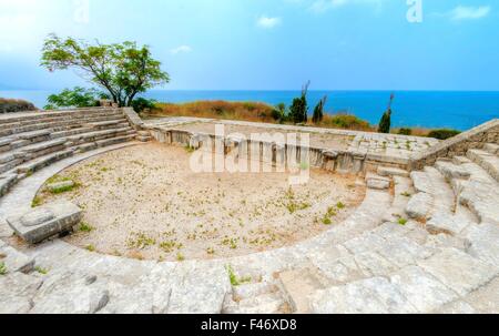 Vue de l'ancien théâtre romain situé dans la ville historique de Byblos au Liban donnant sur la mer méditerranée, localiser Banque D'Images