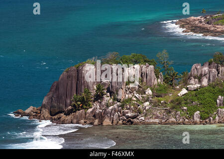 Vue de la côte avec des rochers de granit et de la mer à Port Glaud, île de Mahé, Seychelles Banque D'Images