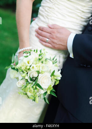 Young couple holding a bouquet de mariage, la Suède.