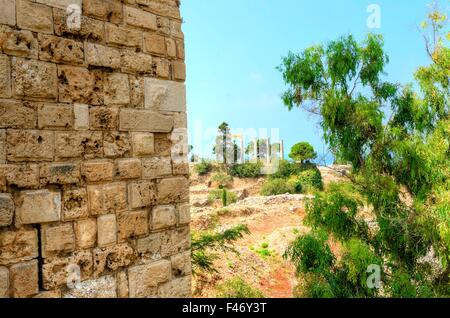 Le château des Croisés dans la ville historique de Byblos au Liban. Une vue de l'extérieur, la partie ouest de l'emplacement et les co Banque D'Images