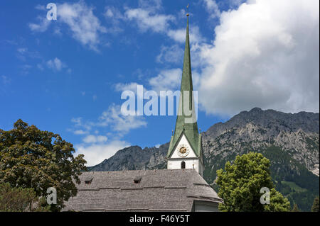 Tour de l'église paroissiale catholique, sauvages ou Wilder Kaiser Kaiser derrière, Scheffau am Wilden Kaiser, Tyrol, Autriche Banque D'Images