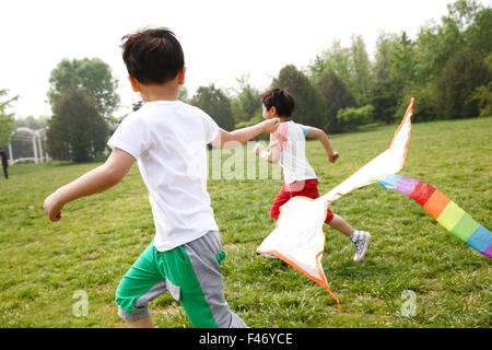 Enfants jouant à l'extérieur Cerfs-volants Banque D'Images