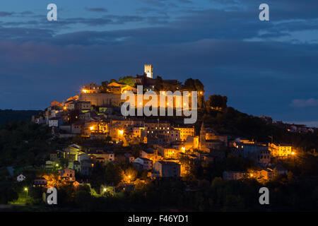 Village idyllique sur une colline avec forteresse vénitienne de nuit, Motovun, Istrie, Croatie Banque D'Images