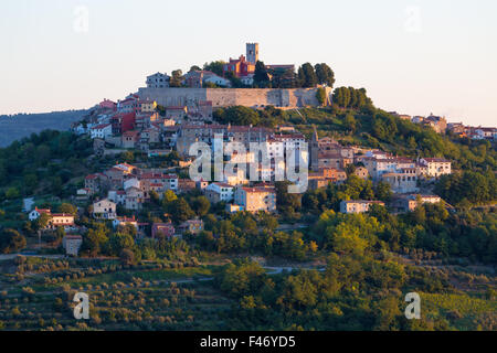 Village idyllique sur une colline avec forteresse vénitienne dans la lumière du matin, Motovun, Istrie, Croatie Banque D'Images