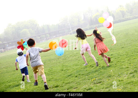 Enfants jouant dans le champ Banque D'Images