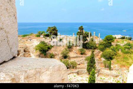 Le château des Croisés dans la ville historique de Byblos au Liban. Une vue de la partie ouest de l'emplacement et les colonnes de l'un Banque D'Images