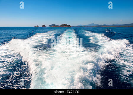 Des vagues sur la mer bleue de l'arrière du bateau Banque D'Images