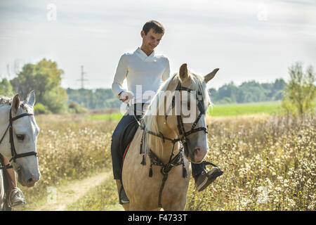 Homme séduisant à cheval Banque D'Images