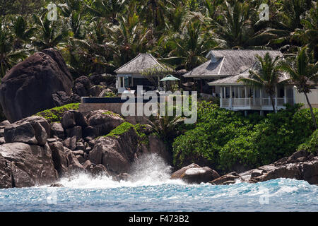 Bungalows, palmiers, mer, Anse Intendance, l'île de Mahé, Seychelles Banque D'Images