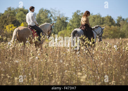 Jeune couple amoureux riding a horse Banque D'Images