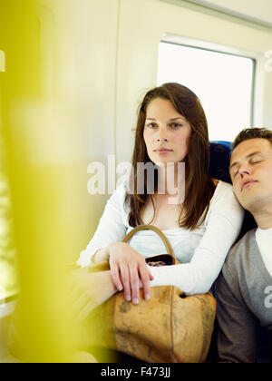 Un jeune couple dans un train, en Suède. Banque D'Images