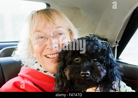 Une femme et un chien dans une voiture, de l'Allemagne. Banque D'Images