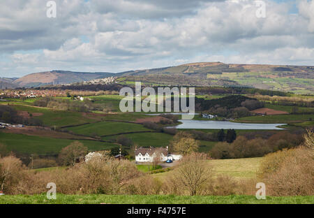 La vue de Ridgeway, Newport à Northwest sur Yns-y-vient vers les montagnes du réservoir de Twmbarlwm et machen, au Pays de Galles. Banque D'Images