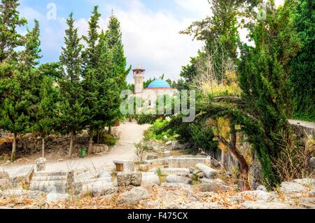 La ville historique de Byblos au Liban vu depuis le château des Croisés. Une vue sur la Mosquée bleue et le chemin menant à la cast Banque D'Images