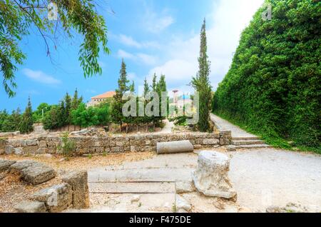 La ville historique de Byblos au Liban vu depuis le château des Croisés. Une vue sur la Mosquée bleue et le chemin menant à la cast Banque D'Images