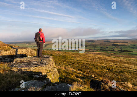 Walker en profitant de la vue sur Baldersdale de Goldsborough Crag in Early Morning Light, County Durham UK Teesdale Banque D'Images