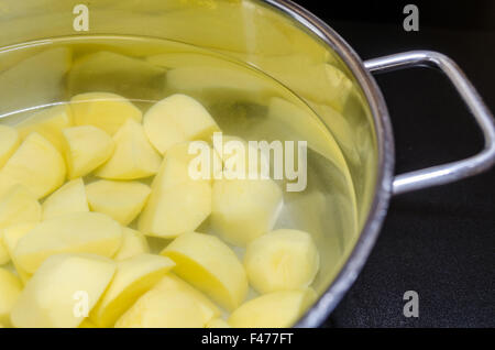 Pot avec des pommes de terre Banque D'Images