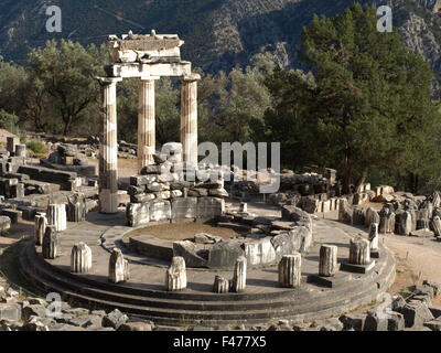 5804. Le sanctuaire d'Athéna Pronaia à Delphes. Le bâtiment circulaire est appelé "Tholos" a été construit en c. 380 BC. Banque D'Images