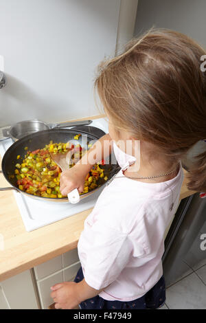 Enfant dans la cuisine Banque D'Images