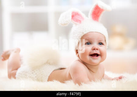 Smiling baby en costume de lapin Banque D'Images