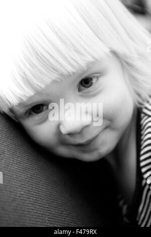 Portrait d'un petit garçon blond, la Suède. Banque D'Images