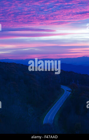 S-Curve sur route de montagne, Cherohala Skyway, North Carolina, USA. Banque D'Images