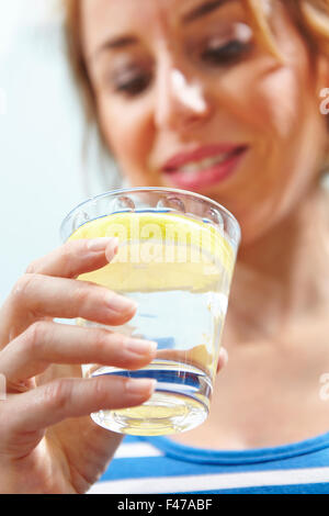 Femme enceinte AVEC UN VERRE Banque D'Images