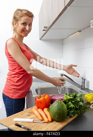 PREGNANT WOMAN IN KITCHEN Banque D'Images