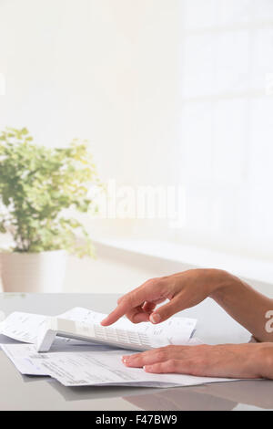 WOMAN DOING PAPERWORK Banque D'Images