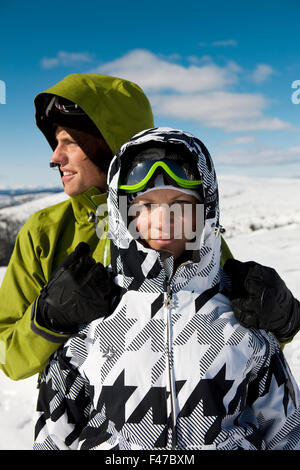 Un jeune couple sur le ski locations, Harjedalen, Suède. Banque D'Images