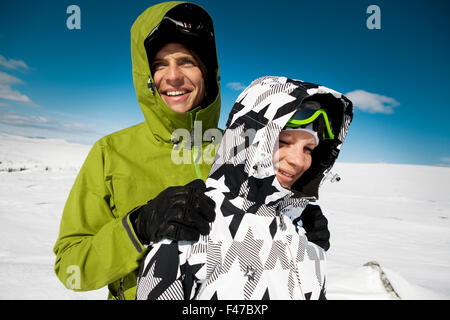 Un jeune couple sur le ski locations, Harjedalen, Suède. Banque D'Images