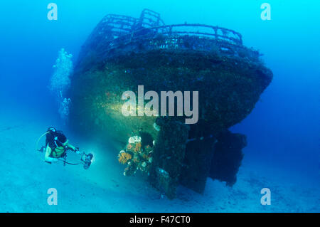 Naufrage MV Karwela, épave et scuba diver, Gozo, Malte, Europe du Sud, Mer Méditerranée Banque D'Images