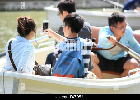 Les touristes chinois non identifiés sur un bateau à Versailles Banque D'Images