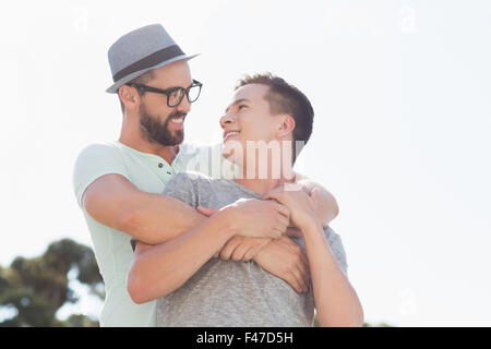 Heureux couple hugging at Banque D'Images