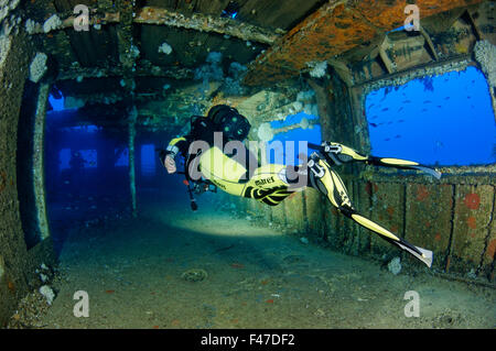 Naufrage MV Karwela, épave et scuba diver, Gozo, Malte, Europe du Sud, Mer Méditerranée Banque D'Images