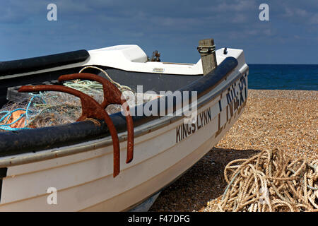 Petit bateau de pêche côtière avec de l'équipement sur la plage à Claj-next-the-Sea, Norfolk, Angleterre, Royaume-Uni. Banque D'Images