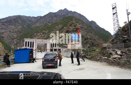 (151015) -- RASUWA, 15 octobre 2015 (Xinhua) -- File photo prise le 16 avril, 2015 montre népalais avec leurs véhicules en file d'attente pour entrer dans la haute altitude Jilung point frontière avec la Chine au Népal, Rasuwa. Le Jilung point frontière, quels liens Jilung (Kerung) dans le sud-ouest de la Chine, région autonome du Tibet avec Rasuwagadhi de Rasuwa du Népal, a été officiellement rouvert le 15 octobre 2015 après avoir été fermée en raison de l'énorme tremblement de terre le 25 avril. Le commerce transfrontalier entrepreneurs espère que l'importation de produits chinois pour les aider à relancer leur activité. (Xinhua/Sunil Sharma)(zhf) Banque D'Images