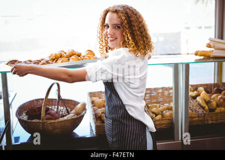 Happy Pretty woman preparing pastry avec plaque Banque D'Images