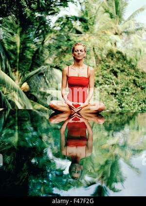 Une femme scandinave la pratique du yoga. Banque D'Images