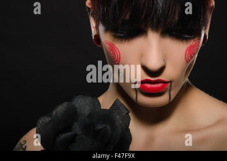 Belle brune tatouée avec fleur noire Banque D'Images