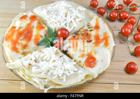 Des crêpes salées et décoré avec du fromage et de la tomate Banque D'Images