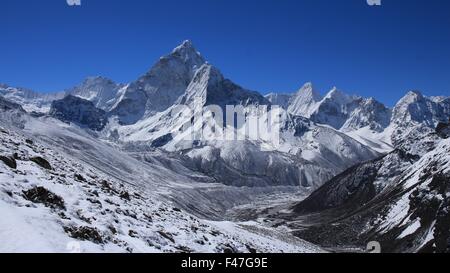 L'Ama Dablam et vue lointaine de Pheriche Banque D'Images